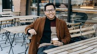 Mengunjungi sebuah kafe, Iman Usman juga memilih untuk bersantai sejenak di sana. Lagi-lagi, kopi panas menjadi pilihannya. Foto: Instagram/imanusman