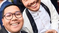 Menjadi salah satu penggemar Henry Golding, Iman Usman memberanikan diri untuk berfoto bersama dalam sebuah acara. Pertemuannya dengan aktor tersebut terlihat menyenangkan dengan segelas minuman di tangan. Foto: Instagram/imanusman