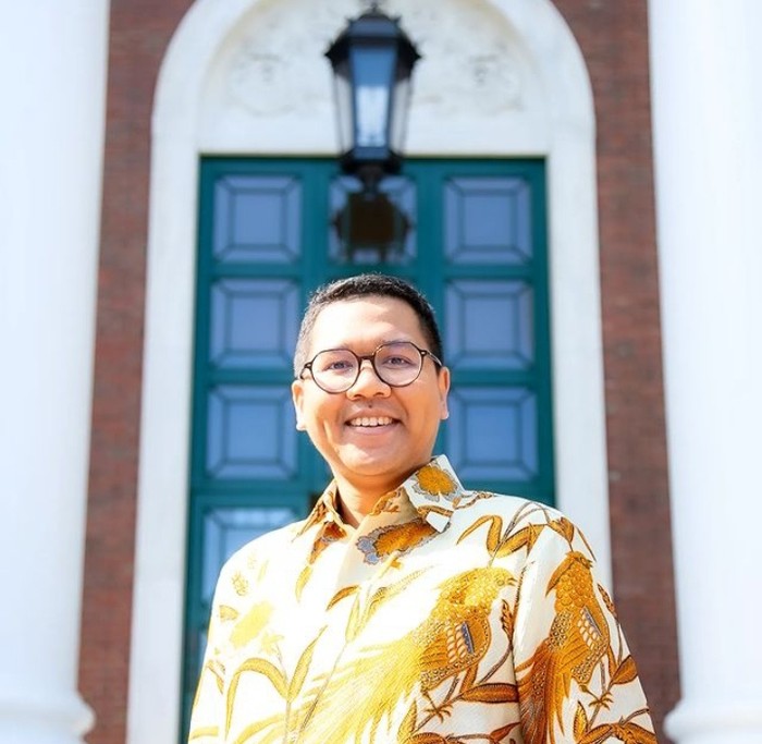 Galeri Foto Iman Usman 10 Momen Sahabat Prilly Latuconsina, Iman Usman Saat Ngopi di Amerika