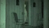 Sosok bayangan pria tua ini berhasil menarik perhatian ketika bayangan ini muncul di balik pintu yang menghadap ke dapur. Foto: Pool/Site News