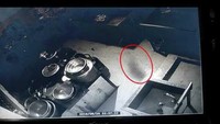 Sosok hitam dengan rambut panjang ini terlihat berdiri tegap tepat di depan meja makan dan di bagian dapur. Foto: Pool/Site News