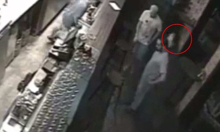 Galeri Hantu Merinding! Penampakan Hantu Bayangan Hitam hingga Wajah Seram di Dapur