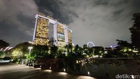 Kalau sekedar berkeliling saja, kamu tidak akan dipungut biaya kok datang ke sini. Kamu bisa bebas mengambil foto dan jangan lupa ya aktifkan mode malam pada ponselmu biar hasil fotonya bagus.