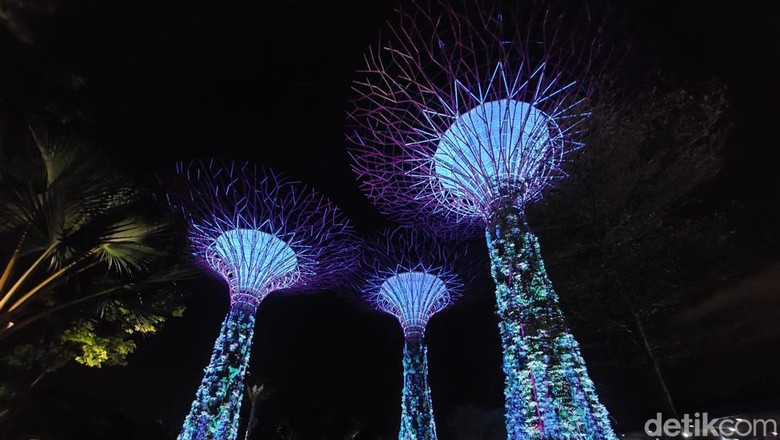 Gardens by the Bay pada malam hari Gardens by the Bay pada malam hari