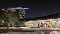 Walaupun berkeliling di malam hari, kamu tidak usah takut jalan gelap-gelapan ya. Penerangan di Gardens by the Bay cukup kok menyinari langkahmu berolahraga atau sekedar jalan santai saja.