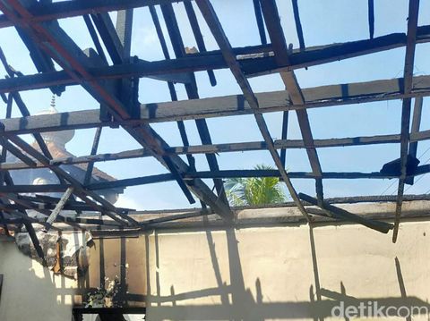 Gudang masjid dan aula Balai Desa Gondangan, Kecamatan Jogonalan, Klaten terbakar, Selasa (31/5/2022) pagi.