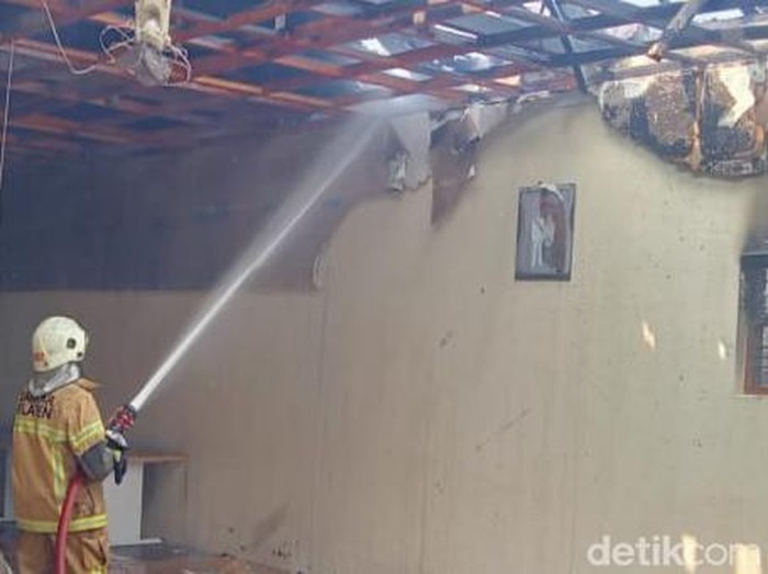Gudang masjid dan aula Balai Desa Gondangan, Kecamatan Jogonalan, Klaten terbakar, Selasa (31/5/2022) pagi.