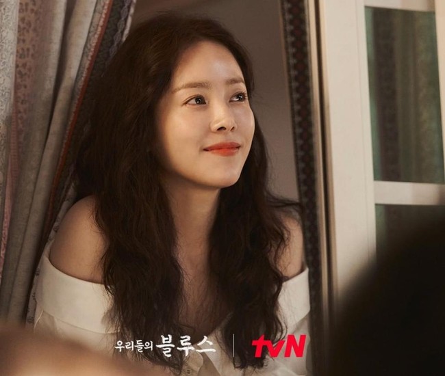 Bintang drama Korea Our Blues ini mengawali kariernya dengan peran kecil, hingga populer lewat Rooftop Prince. Han Ji Min telah menajdi bintang iklan dan model video klip sejak duduk di bangku SMP. Dia memerankan versi muda Song Hye Kyo dalam drama Korea All In pada 2003. Foto: dok. tvN