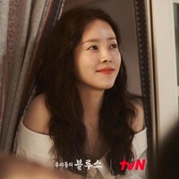Bintang drama Korea Our Blues ini mengawali kariernya dengan peran kecil, hingga populer lewat Rooftop Prince. Han Ji Min telah menajdi bintang iklan dan model video klip sejak duduk di bangku SMP. Dia memerankan versi muda Song Hye Kyo dalam drama Korea All In pada 2003. Foto: dok. tvN
