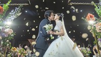 Keduanya tampil serasi mengenakan gaun pengantin cantik dan setelan jas yang gagah. Foto: (Dok. Happy Married Company)