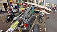 Bahkan, sebuah mobil tertimpa tiang listrik hingga membuat kerusakan parah.