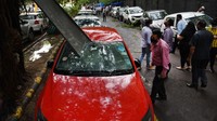 Horor juga terjadi saat sebuah besi menimpa mobil yang terparkir di pinggir jalan.