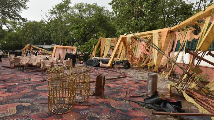 Hujan Deras dan Angin Kencang Bikin Delhi Porak-Poranda NEW DELHI, INDIA - MAY 30: A view of an uprooted tree on Motilal Nehru Marg following heavy thunderstorms and rain shower on May 30, 2022 in New Delhi, India. Parts of Delhi and the national capital region (NCR) received heavy rainfall coupled with gusty winds and thunderstorms on Monday bringing down the temperature and providing relief from the searing heat.(Photo by Sanjeev Verma/Hindustan Times via Getty Images