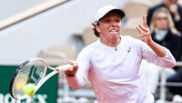 Swiatek juga menjadi petenis Polandia pertama yang memenangi grand slam sewaktu meraih French Open 2020. Jika dua tahun lalu ia merasa beruntung, maka kemenangan di Roland-Garros tahun ini menurutnya bisa dibilang adalah bukti kerja keras. Foto: Getty Images/Shi Tang