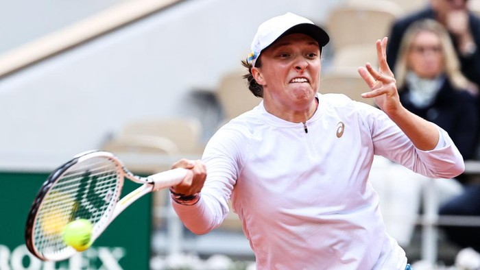 PARIS, FRANCE - MAY 30: Iga Swiatek of Poland plays a forehand in the Womens Singles Fourth Round match against Zheng Qinwen of China during Day Nine of The 2022 French Open at Roland Garros on May 30, 2022 in Paris, France. (Photo by Shi Tang/Getty Images)