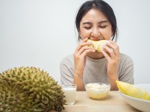 8 Jenis Makanan dan Minuman yang Sebaiknya Tak Dikonsumsi Bareng Durian