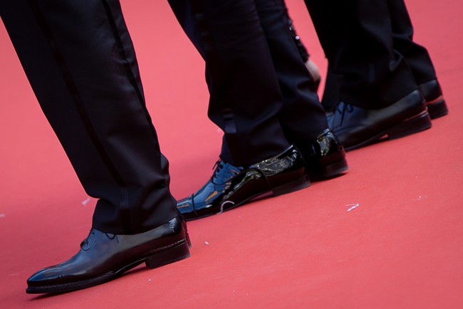 CANNES, FRANCE - MAY 21: (L-R) Brad Pitt, Leonardo Di Caprio, and Quentin Tarantino, shoes detail, attend the screening of 