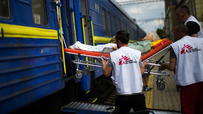 Imbas Perang, Kereta di Ukraina Kini Jadi Transportasi Medis An elderly man boards a medical evacuation train run by MSF (Doctors Without Borders) at the train station in Pokrovsk, eastern Ukraine, Sunday, May 29, 2022. The train is specially equipped and staffed with medical personnel, and ferries patients from overwhelmed hospitals near the front line, to medical facilities in western Ukraine, far from the fighting. (AP Photo/Francisco Seco)