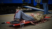 Akhirnya sejumlah kereta penumpang pun diubah sebagai transportasi medis untuk mengangkut pasien dari rumah sakit yang kewalahan di dekat garis depan, ke fasilitas medis di Ukraina barat, jauh dari zona pertempuran.  