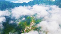 Jalan raya dibuat melintasi pegunungan dan sungai untuk memfasilitasi perjalanan penduduk desa.  