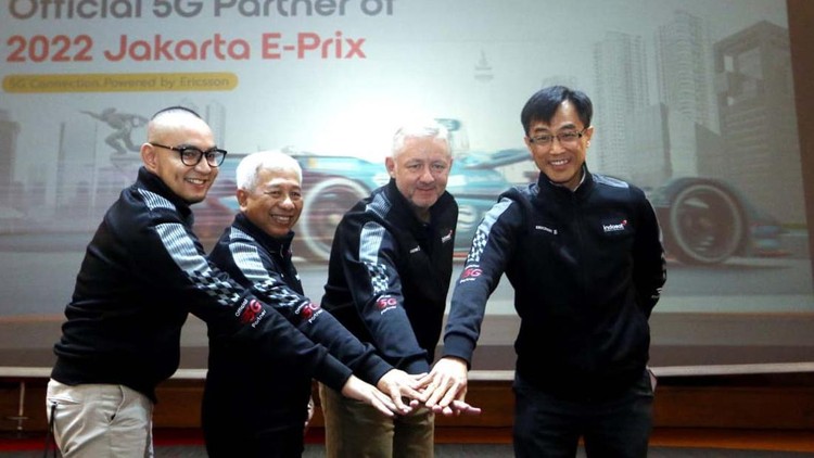 Indosat Jadi Official 5G Partner Formula E Jakarta Indosat Ooredoo Hutchison (IOH) resmi menjadi official 5G partner di ajang Jakarta E-Prix 2022. Pengunjung dijanjikan mendapatkan kecepatan hingga 4 Gbps saat berada di area balapan.