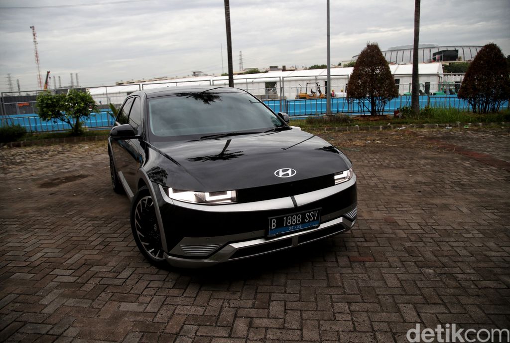 Mobil listrik Ioniq 5 berada di kawasan Jakarta International E-Prix Circuit (JIEC) atau sirkuit Formula E.