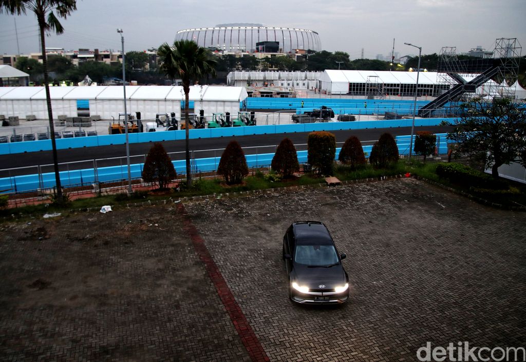 Mobil listrik Ioniq 5 berada di kawasan Jakarta International E-Prix Circuit (JIEC) atau sirkuit Formula E.