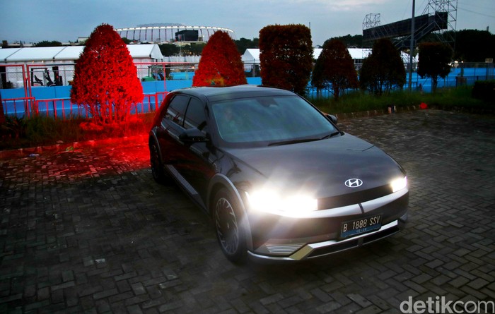 Mobil listrik Ioniq 5 berada di kawasan Jakarta International E-Prix Circuit (JIEC) atau sirkuit Formula E.