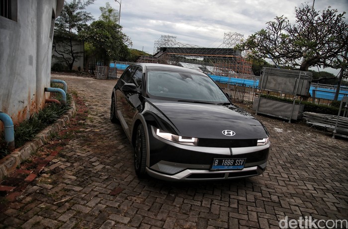 Mobil listrik Ioniq 5 berada di kawasan Jakarta International E-Prix Circuit (JIEC) atau sirkuit Formula E.