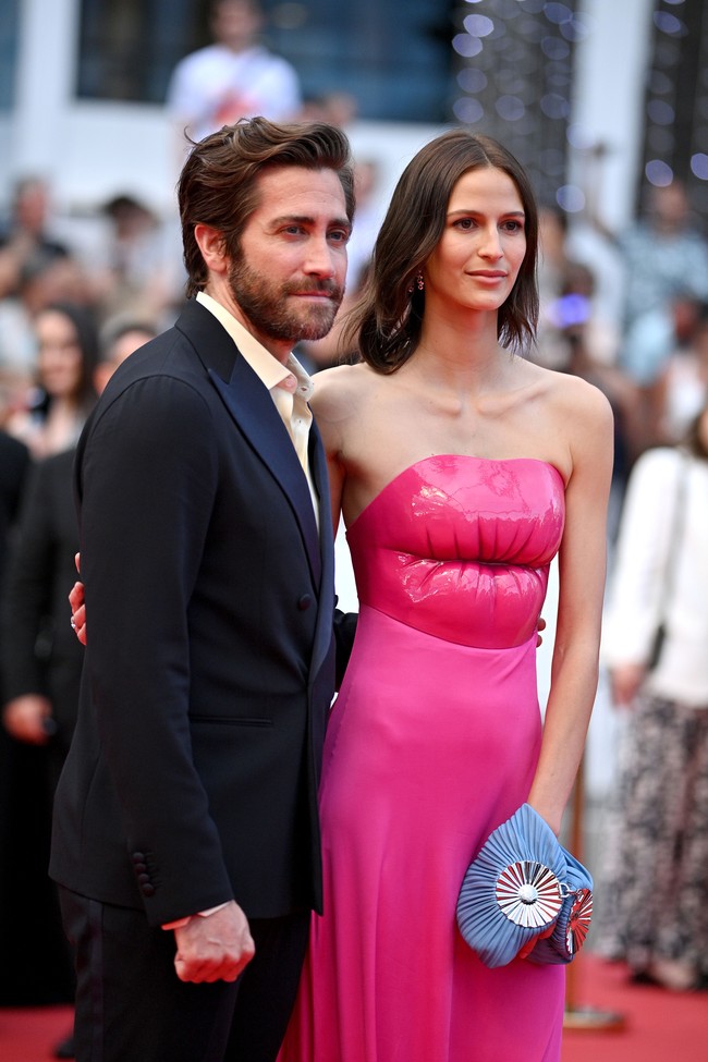 Fresh from the runway. Busana yang membungkus tubuh perempuan 25 tahun itu baru ditampilkan untuk pertama kali di Paris Fashion Week saat fashion show Loewe koleksi Fall 2022/2023 pada Maret lalu. (Foto: Getty Images)