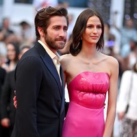 Fresh from the runway. Busana yang membungkus tubuh perempuan 25 tahun itu baru ditampilkan untuk pertama kali di Paris Fashion Week saat fashion show Loewe koleksi Fall 2022/2023 pada Maret lalu. (Foto: Getty Images)