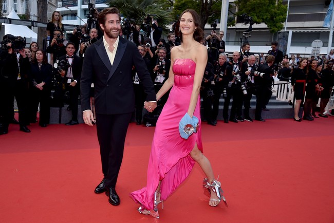 Aktor Jake Gyllenhaal dan model Jeanne Cadie muncul di Cannes Film Festival 2022 baru-baru ini. Untuk pertama kalinya, mereka mendatangi salah satu festival film terbesar di dunia itu sebagai sepasang kekasih. (Foto: Getty Images)