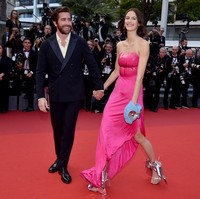 Aktor Jake Gyllenhaal dan model Jeanne Cadie muncul di Cannes Film Festival 2022 baru-baru ini. Untuk pertama kalinya, mereka mendatangi salah satu festival film terbesar di dunia itu sebagai sepasang kekasih. (Foto: Getty Images)