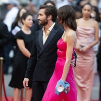 Melengkapi gaya unik Jeanne Cadie, ada sepasang statement heels berwarna silver yang dihiasi pita megar. Alas kaki andalan sang model pun dari koleksi Loewe yang sama. Tidak ketinggalan sebuah tas biru berbentuk kipas dengan aksentuasi silver. (Foto: Getty Images)