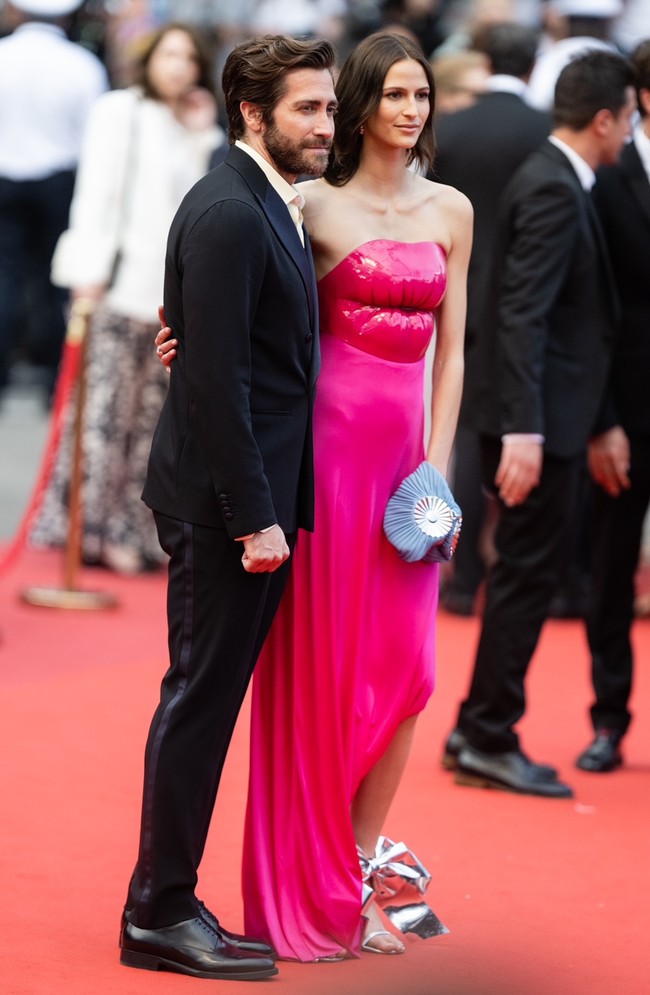 Jeanne Cadie menebar pesonanya dalam balutan gaun pink yang catchy dengan bagian bodice berbentuk bibir. Gaun model strapless tersebut merupakan rancangan Jonathan Anderson untuk rumah mode Loewe. (Foto: Getty Images)