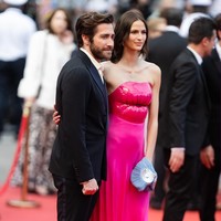 Jeanne Cadie menebar pesonanya dalam balutan gaun pink yang catchy dengan bagian bodice berbentuk bibir. Gaun model strapless tersebut merupakan rancangan Jonathan Anderson untuk rumah mode Loewe. (Foto: Getty Images)