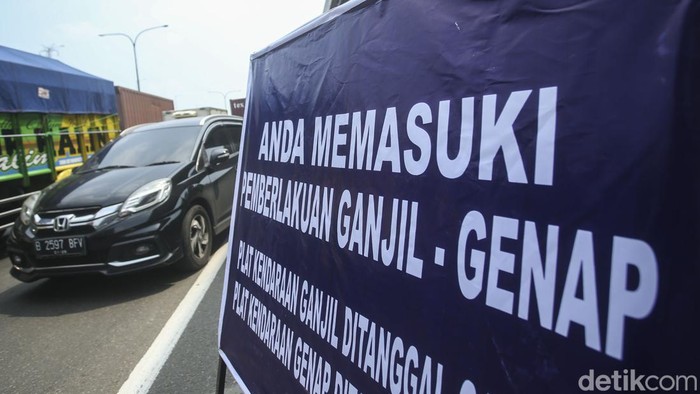 Jalan ganjil genap Jakarta 2022 ditambah menjadi 26 titik. Penerapan ganjil genap bertujuan untuk mencegah kemacetan dan penumpukan kendaraan di lalu lintas.