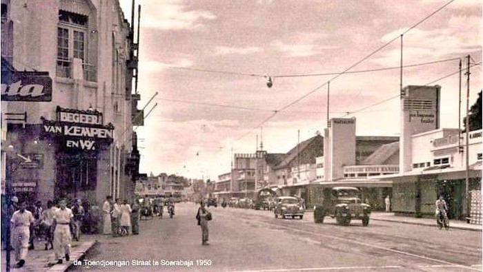 Tidak hanya kotanya para pahlawan, Surabaya juga merupakan kota yang sarat kenangan. Sejumlah jalan dan bangunan menyimpan kenangan.