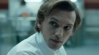 Penampilan Jamie Campbell Bower di Stranger Things sebelum identitasnya sebagai Vecna terungkap. (Foto: dok. Netflix)