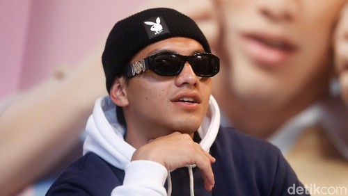 Jefri Nichol dan Tiara Andini di konferensi pers film My Sassy Girl, kantor Falcon Pictures, Duren Tiga Jakarta Selatan (31/5/2022).