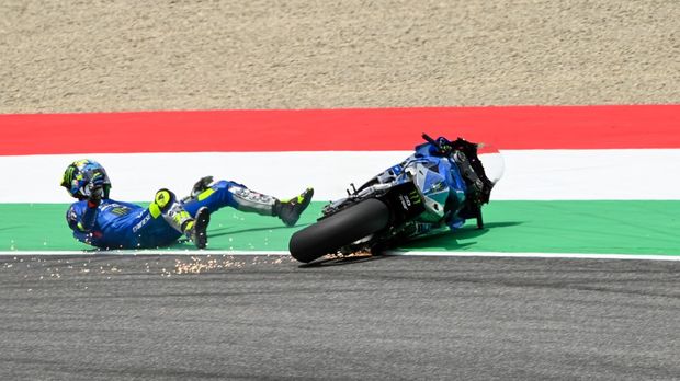 fall of Mir Joan Spa Team Suzuki Ecstar Suzuki during the MotoGP World Championship Gran Premio dItalia Oakley Race on May 29, 2022 at the Mugello International Circuit in Scarperia (FI), Italy (Photo by Alessio Marini/LiveMedia/NurPhoto via Getty Images)