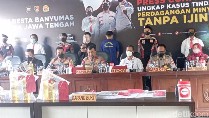 Kapolda Jawa Tengah Irjen Pol Ahmad Luthfi jumpa pers kasus perdagangan minyak goreng ilegal, Mapolres Banyumas, Selasa (31/5/2022).