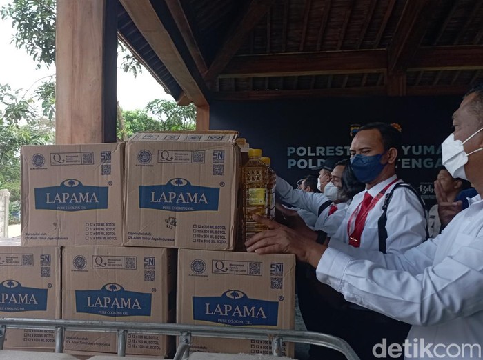 Kapolda Jawa Tengah Irjen Pol Ahmad Luthfi jumpa pers kasus perdagangan minyak goreng ilegal, Mapolres Banyumas, Selasa (31/5/2022).