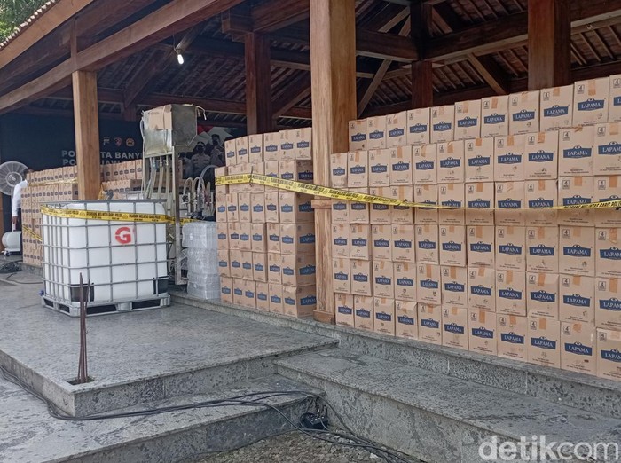 Kapolda Jawa Tengah Irjen Pol Ahmad Luthfi jumpa pers kasus perdagangan minyak goreng ilegal, Mapolres Banyumas, Selasa (31/5/2022).