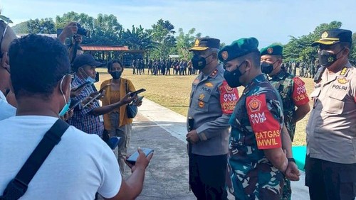 Kapolda NTT dan Danrem 161/WS saat memberikan keterangan kepada Wartawan usai apel Gelar Pasukan dalam rangka Pengamanan kunjungan Presiden RI di Ende, Selasa (31/5)