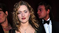 Kate Winslet menghadiri karpet merah Oscar ke-70 yang digelar tahun 1998. (Foto: WireImage/KMazur)  