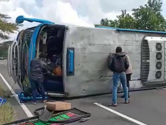 kecelakaan bus sugeng rahayu di jalur madiun
