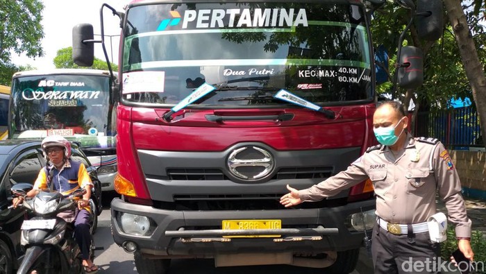 kecelakaan truk pertamina vs motor rangkah