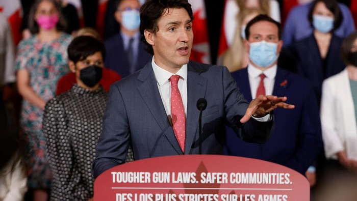 Canada's Prime Minister Justin Trudeau, with government officials and gun-control advocates, speaks at a news conference about firearm-control legislation that was tabled today in the House of Commons in Ottawa, Ontario, Canada May 30, 2022. REUTERS/Blair Gable