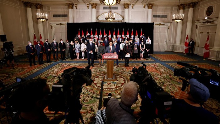Kekerasan Bersenjata Makin Marak, Kanada Bakal Larang Warganya Punya Pistol Canada's Prime Minister Justin Trudeau, with government officials and gun-control advocates, speaks at a news conference about firearm-control legislation that was tabled today in the House of Commons in Ottawa, Ontario, Canada May 30, 2022. REUTERS/Blair Gable